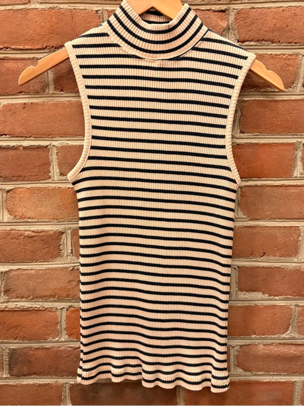 Vintage 90s Erika & Company Sleeveless Ribbed Mock Neck Tank Top in Navy & Cream
